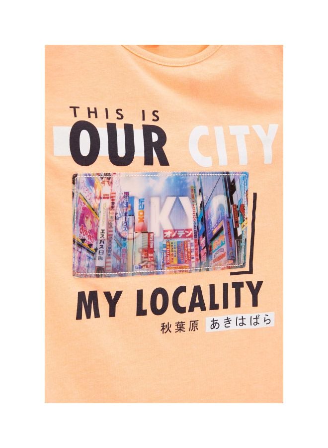 ديفاكتو تيشيرت بأكمام قصيرة مرجاني نيون/ أسود/ أبيض - Image 4