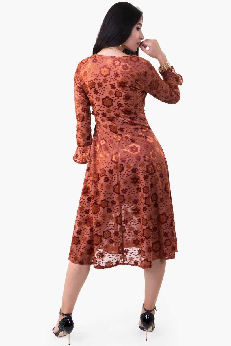 رو أورانج فستان مخمل بنقشة زهور بني - Image 4