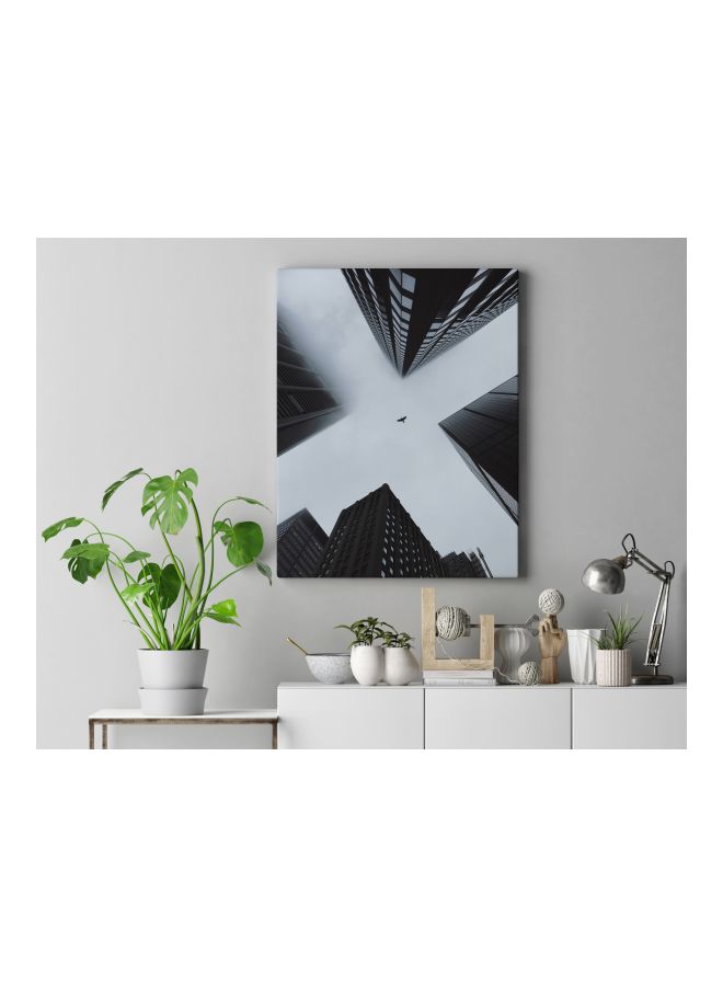 لوحة فنية من قماش الكانفاس بإطار بطبعة منظر بناء في المدينة من الأسفل إلى الأعلى أبيض/رمادي 60x80Ø³Ù†ØªÙŠÙ…ØªØ± - Image 3