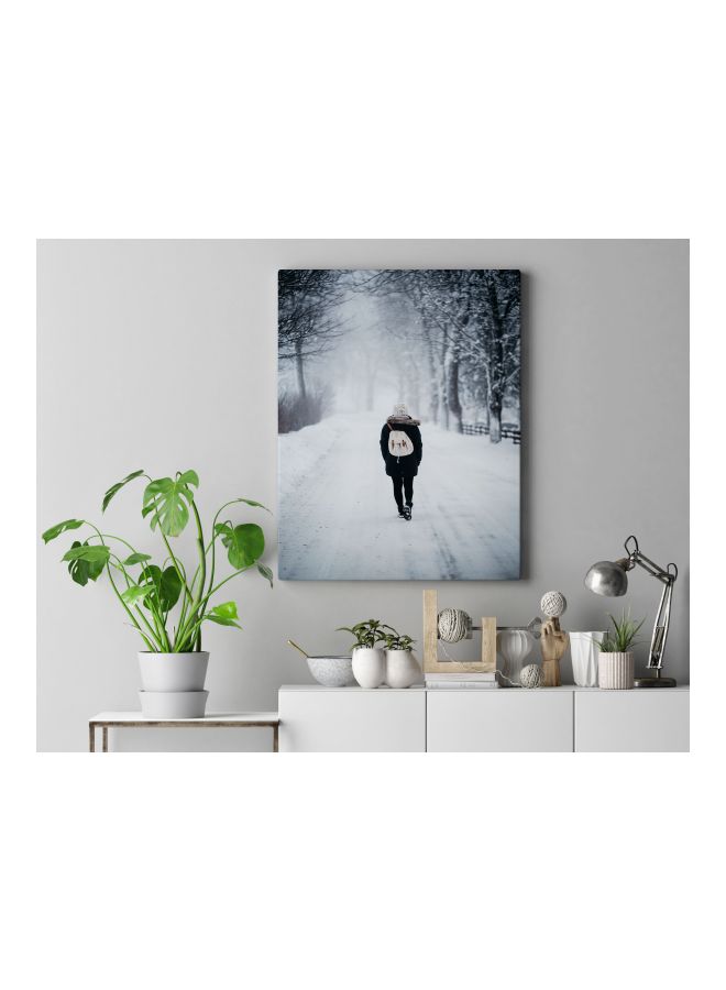 لوحة فنية من قماش الكانفاس بإطار بطبعة شخص يمشي على الثلج أبيض/ أسود 60x80سم - Image 4