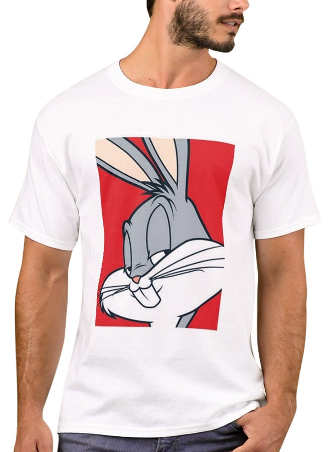 فرست بيس تيشيرت بأكمام قصيرة بطباعة الأرنب باجز باني أبيض - Image 1