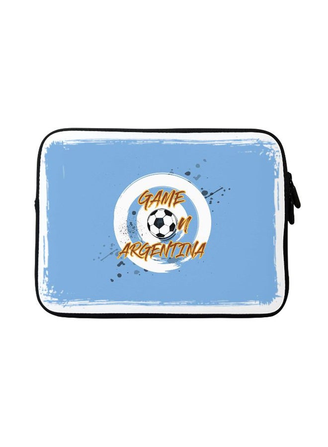 ستايلايزد حافظة مزودة بحزام مطبوعة بعبارة “Game On Argentina” لجهاز أبل ماك بوك متعدد الألوان - Image 2