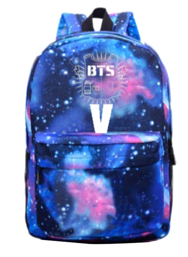 حقيبة ظهر مدرسية بطبعة سماء مليئة بالنجوم وكلمة "V" وشعار فرقة BTS متعدد الألوان