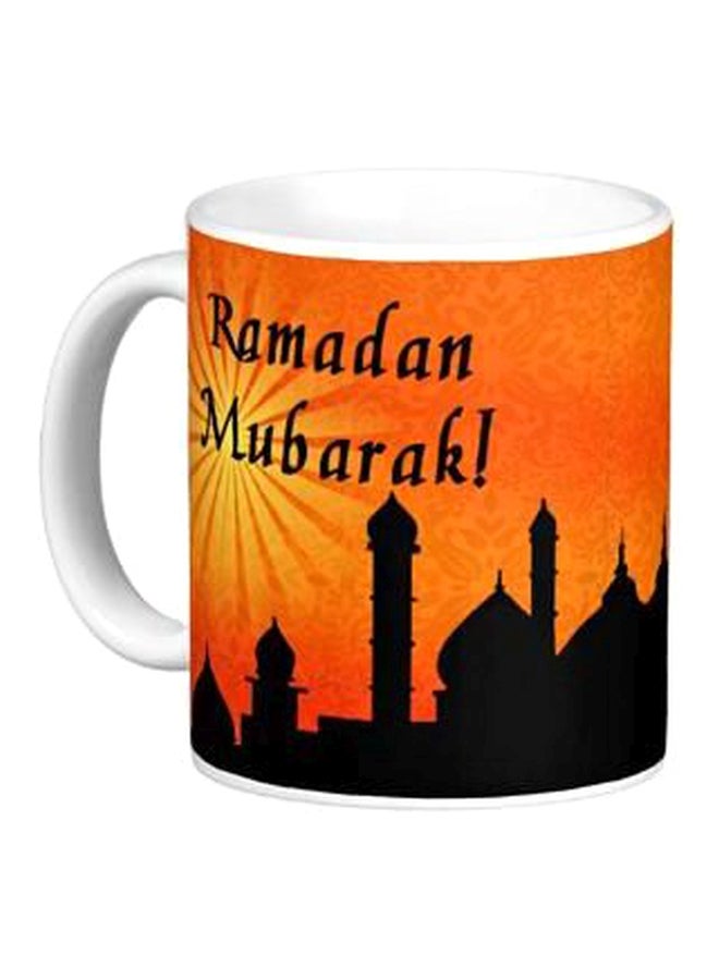 مج قهوة بطبعة عبارة "Ramadan Mubarak" الأبيض/ البرتقالي/ الأسود - Image 1