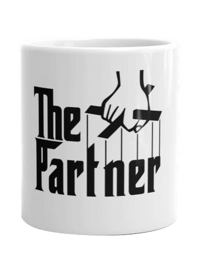 فاست برينت مج مزين بطبعة كلمة "The Partner" أبيض/ أسود