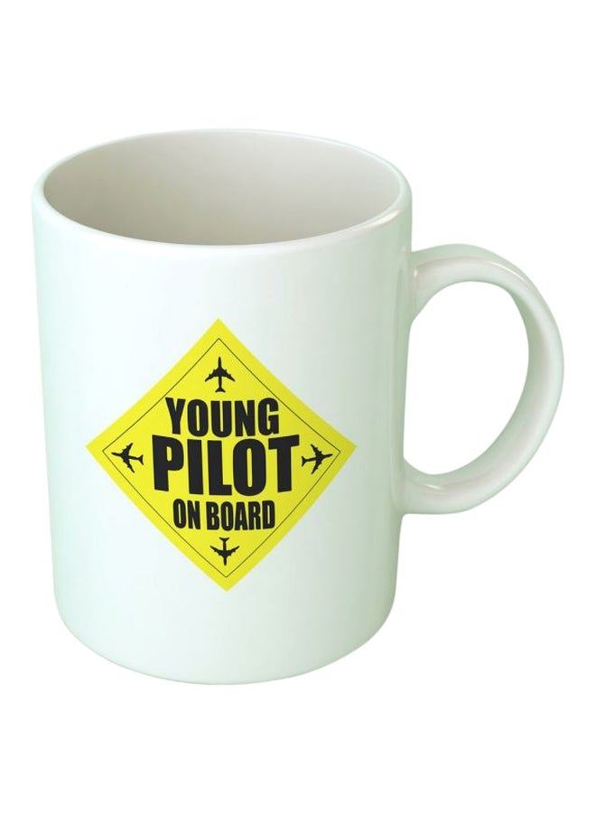 فاست برينت مج بطبعة تحمل عبارة Young Pilot On Board أبيض/أصفر/أسود Standard