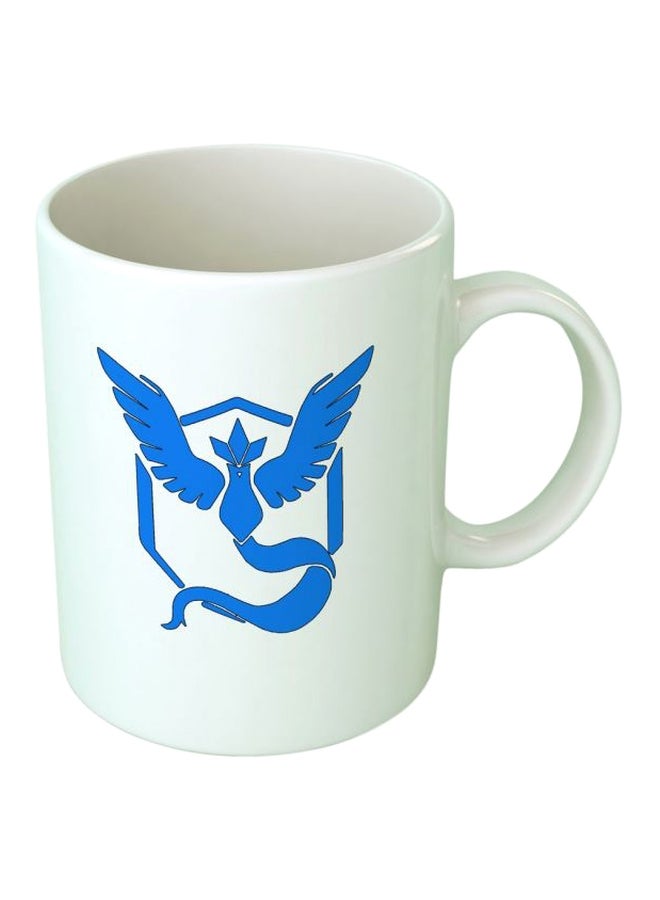 فاست برينت مج مزين بطبعة الشعار الثاني لسلسلة ألعاب الفيديو "Pokémon" أبيض/أزرق