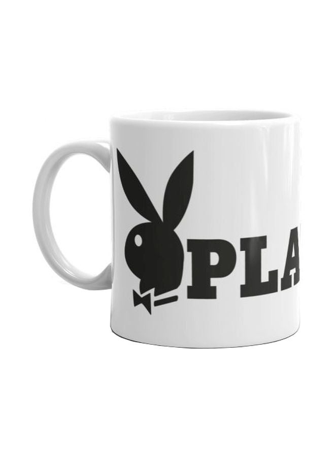 مج مطبوع عليه كلمة "Playboy" أبيض/ أسود - Image 1