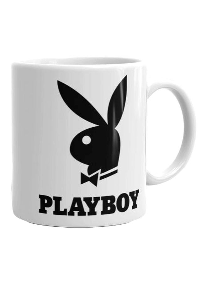 مج مطبوع عليه كلمة "Playboy" أبيض/ أسود