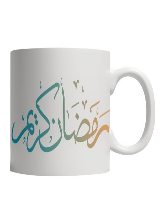 مج من السيراميك بطبعة أبيض/أزرق/أصفر