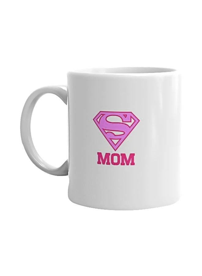 مج مطبوع بعبارة "Super Mom" أبيض/ وردي