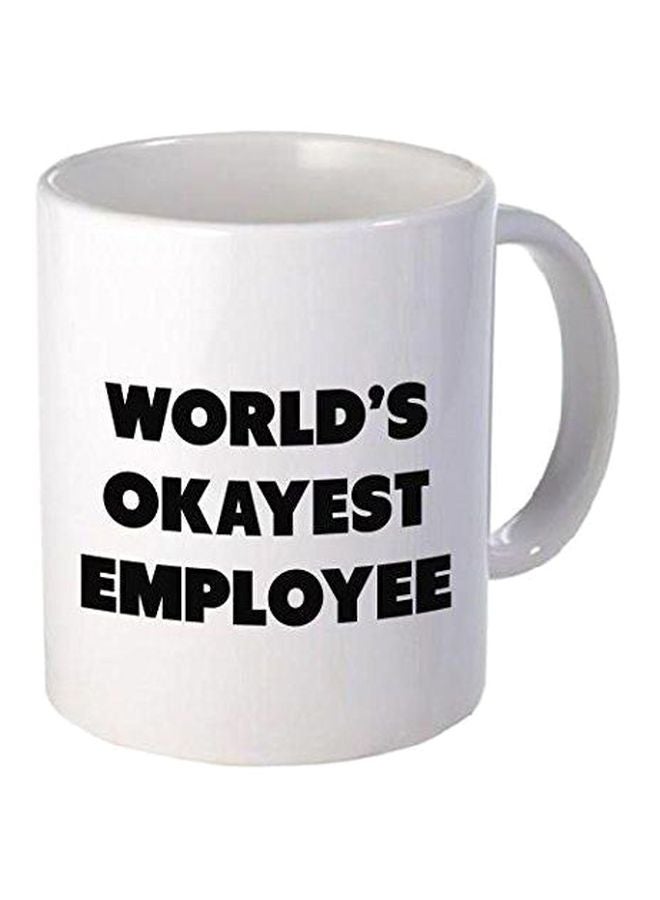 بي اتش مج مطبوع عليه عبارة "Worlds Okayest Employee" أبيض/ أسود