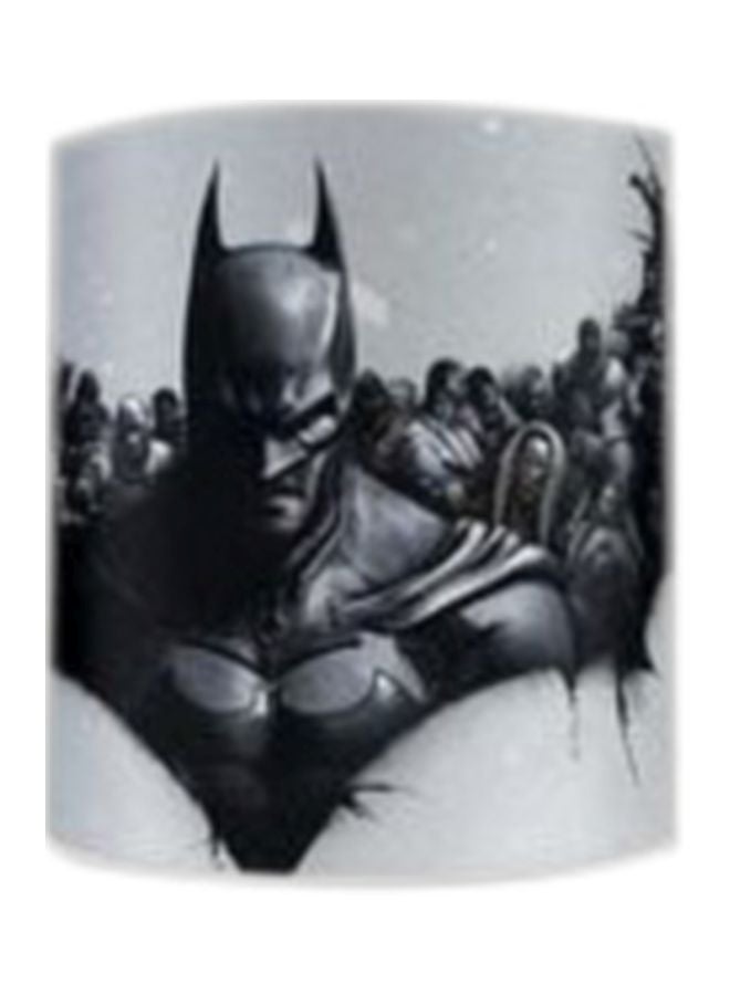 أوسلو مج مزين بطبعة بتصميم Batman Arkham Origins أبيض/أسود/رمادي  - Image 1
