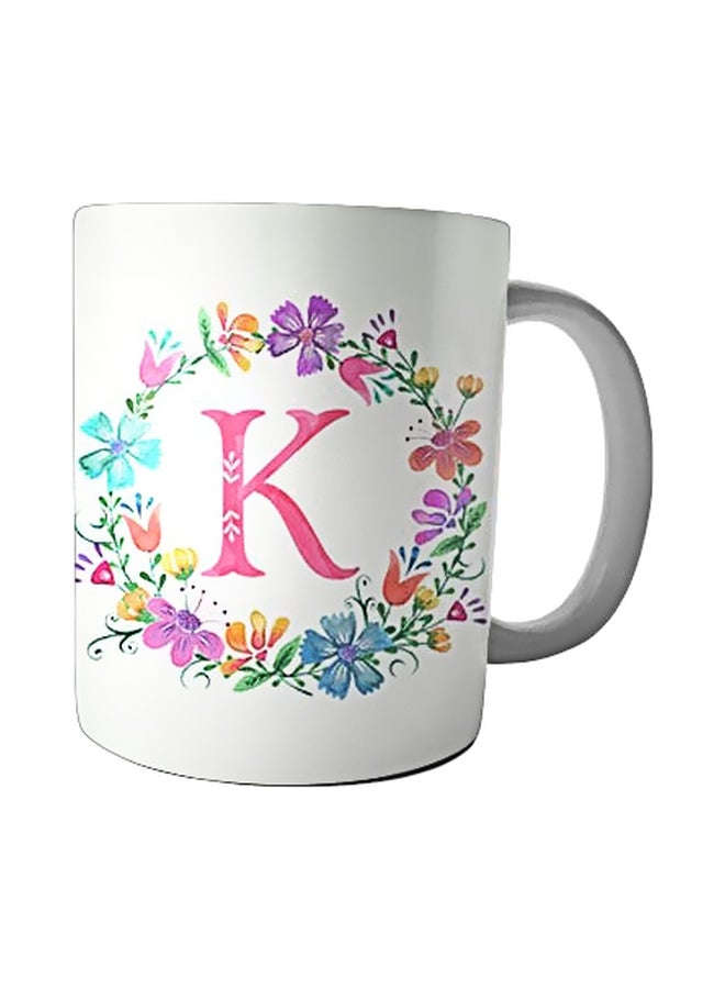 بيت حسني مج مزين بطبعة حرف "K" وردي/أزرق/أصفر