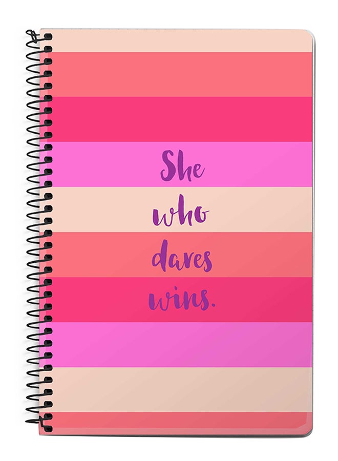 ستايلايزد دفتر ملاحظات بسلك حلزوني مقاس A5 بطباعة عبارة "She Who Dares Wins" وردي/ رمادي/ أرجواني
