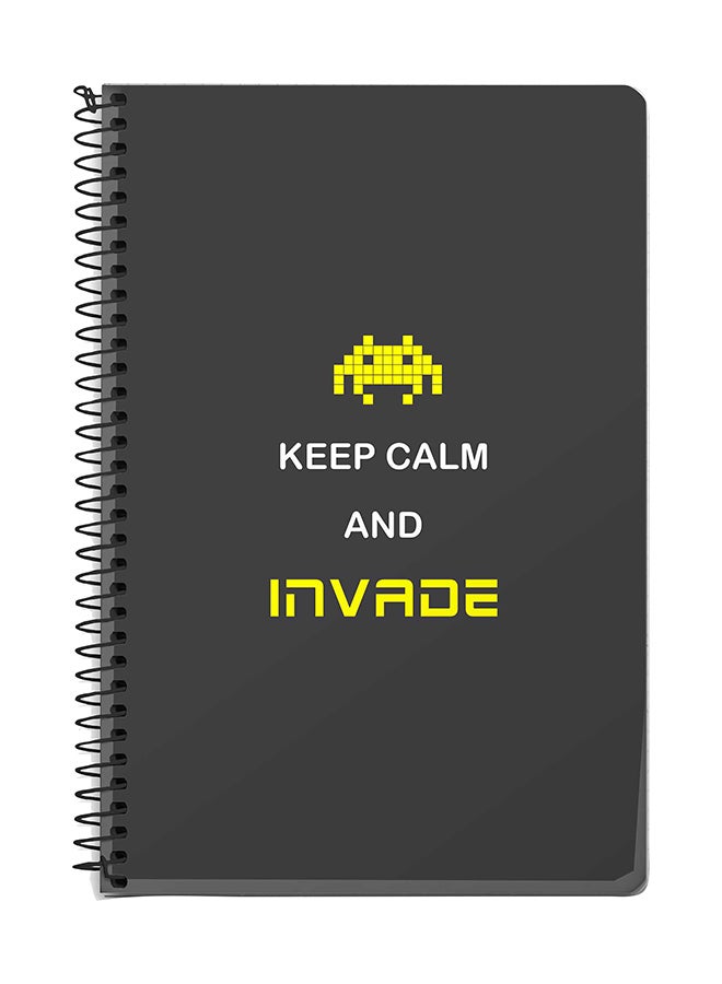 ستايلايزد دفتر ملاحظات بسلك مقاس A5 بطبعة عبارة "Keep Calm And Invade" رمادي/ أبيض/ أصفر