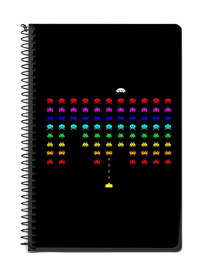 ستايلايزد دفتر ملاحظات مقاس A5 بسلك حلزوني مزين بطبعة مستوحاة من لعبة الفيديو "Space Invader" أسود