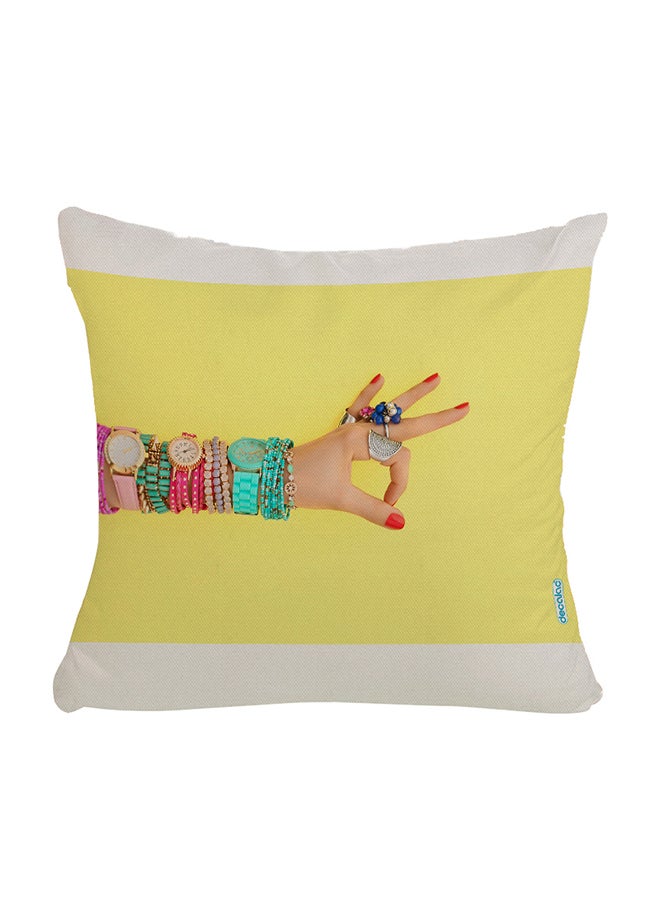 وسادة زينة بتصميم يد امرأة ترتدي إكسسوارات متعدد الألوان 45 x 45سم