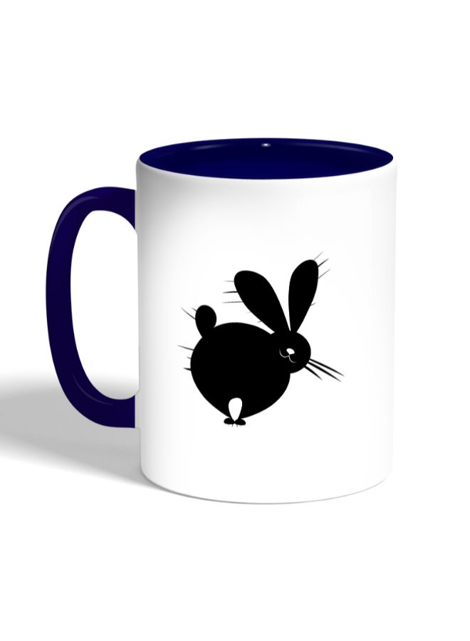 ديكالاك مج قهوة مزين بطبعة أرنب أبيض/أزرق داكن - Image 3