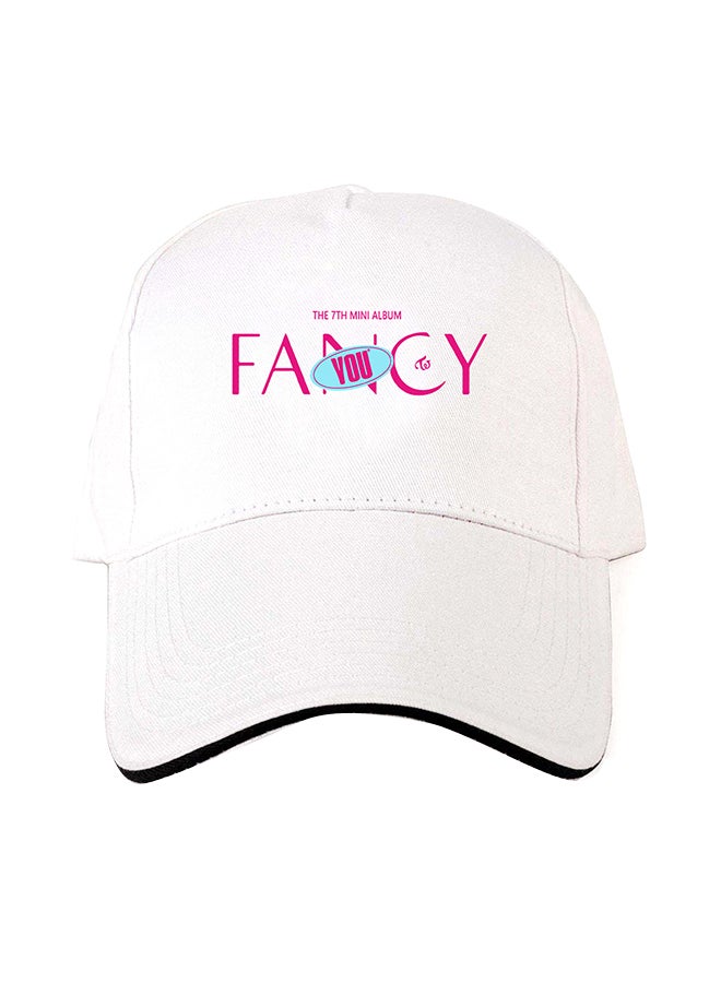 قبعة بطبعة كلمة "Fancy" أبيض