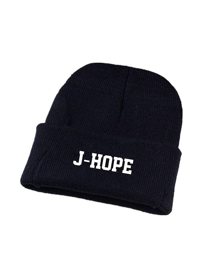 قبعة محبوكة ومزينة بعبارة 'J-Hope' أسود