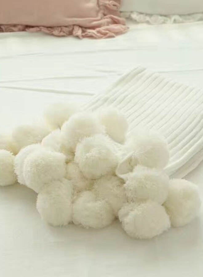 بطانية مرنة ومخملية ومزينة بكرات متدلية cotton أبيض 150x200سم 