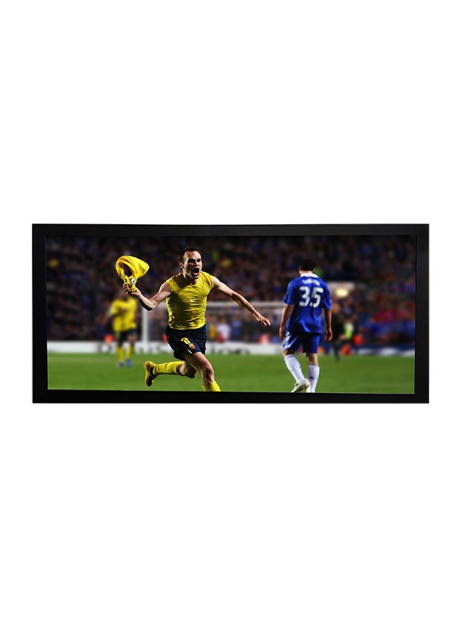 ملصق يحمل صورة لاعب نادي برشلونة إنييستا يعبر عن احتفاله بالهدف مزود بإطار متعدد الألوان 50x23سم