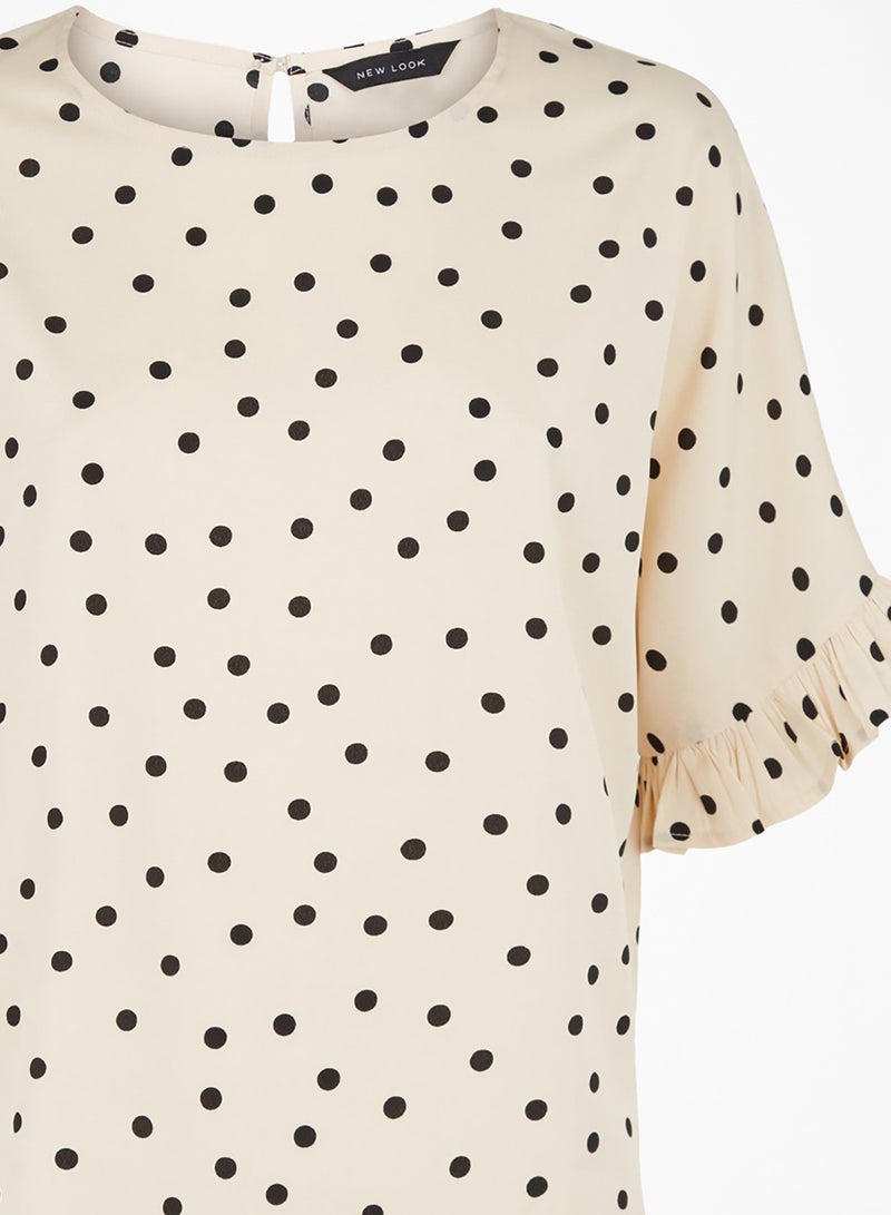 نيو لوك بلوزة منقّطة ومزينة بكشكش طُعبة بالأبيض - Image 4