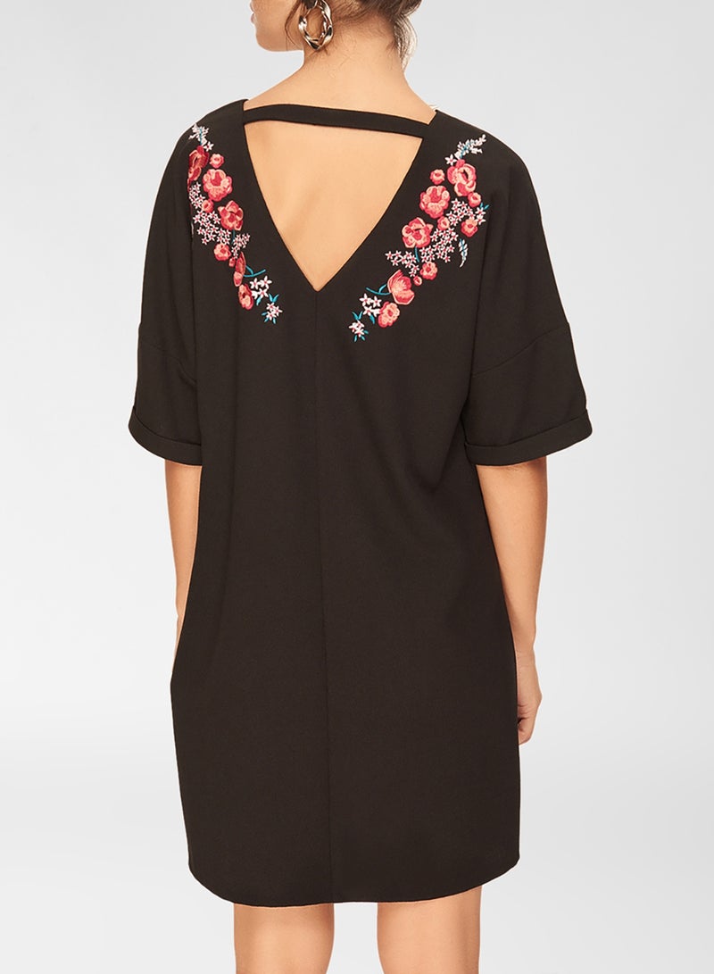 trendyol - Back V Embroidered T-Shirt Dress Black - Image 1