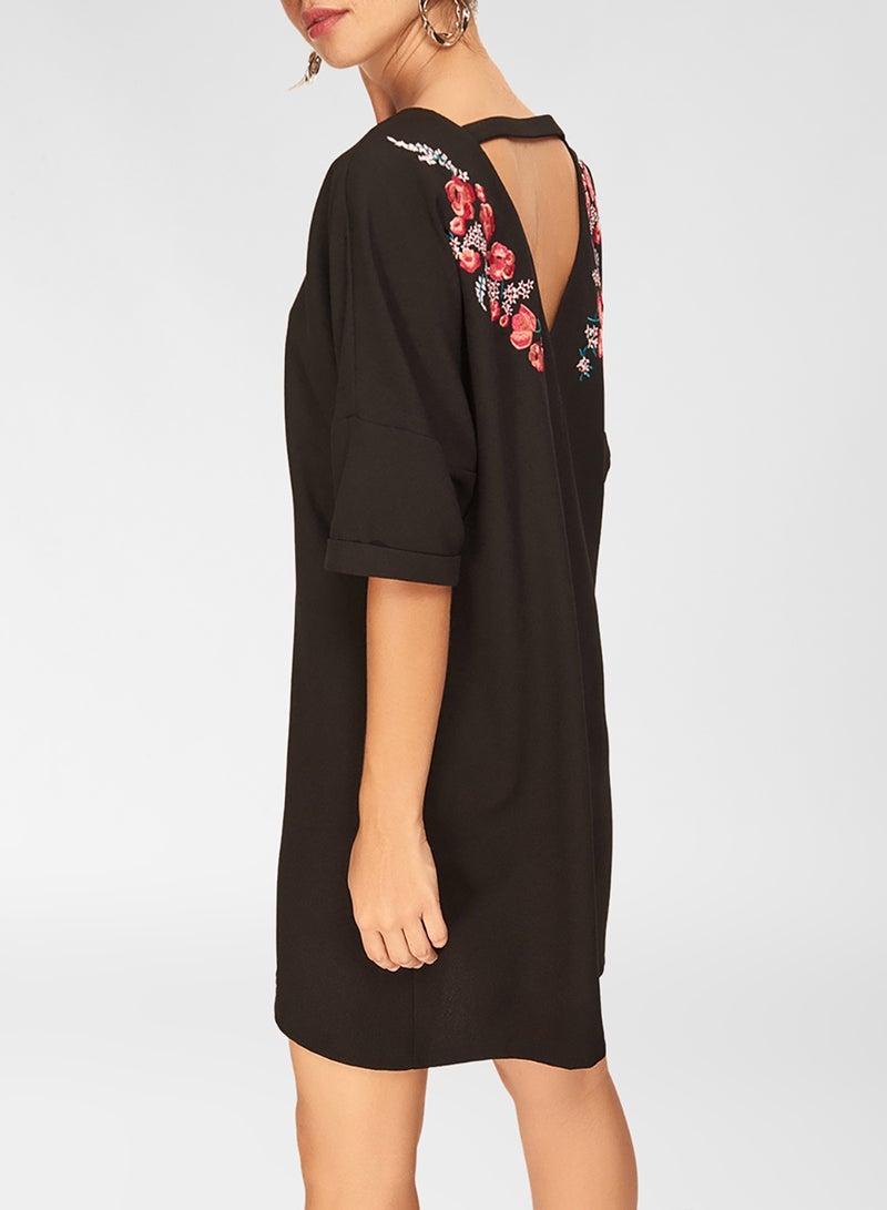 trendyol - Back V Embroidered T-Shirt Dress Black - Image 1
