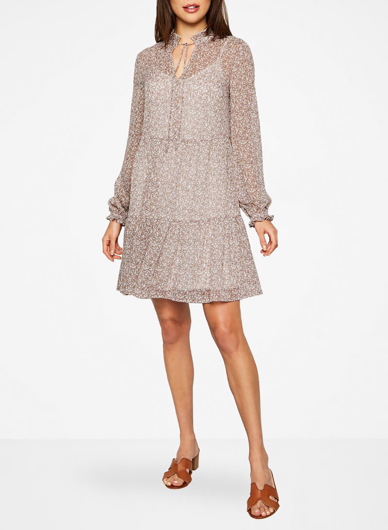 نيو لوك فستان منقوش بربطة عنق طُعبة بالأبيض - Image 1