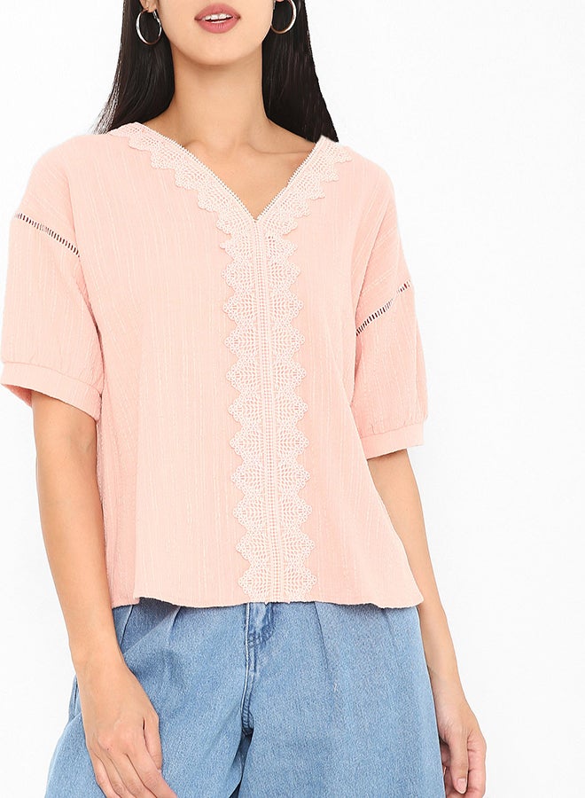 هاي ستريتس بلوزة بفتحة رقبة على شكل حرف "V" مزينة بالدانتيل وردي - Image 1
