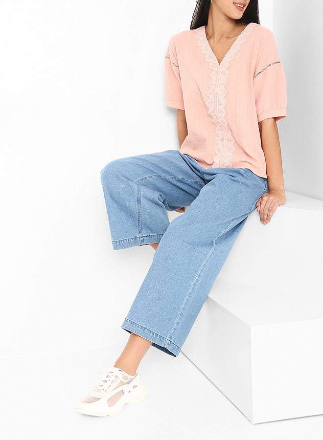 هاي ستريتس بلوزة بفتحة رقبة على شكل حرف "V" مزينة بالدانتيل وردي - Image 3