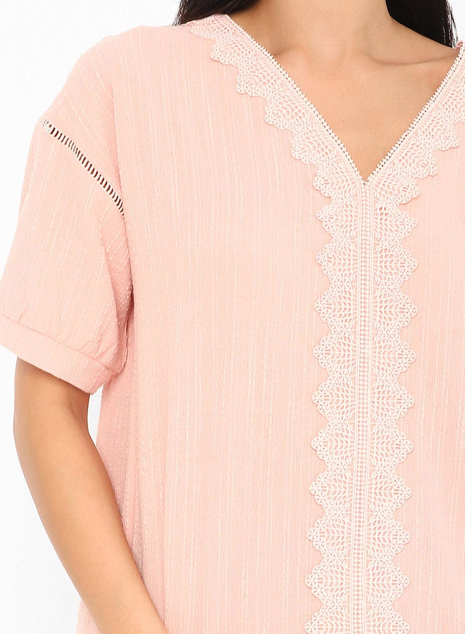 هاي ستريتس بلوزة بفتحة رقبة على شكل حرف "V" مزينة بالدانتيل وردي - Image 4