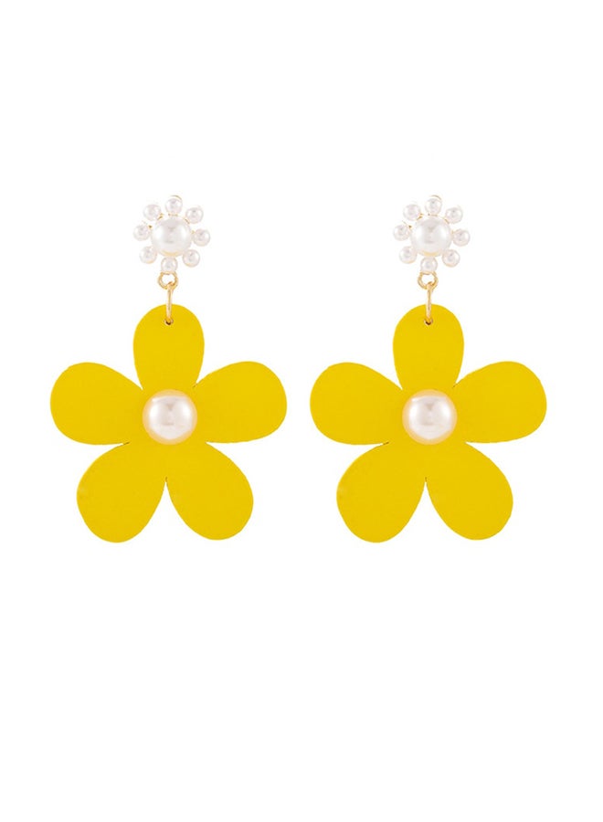 أقراط بتصميم زهور مصنوعة من سبيكة معدنية ومزينة بلؤلؤ صناعي