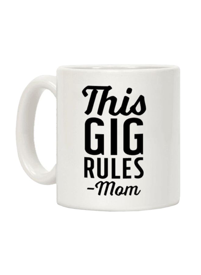 مج قهوة بطبعة عبارة "This Gig Rules Mom" أبيض
