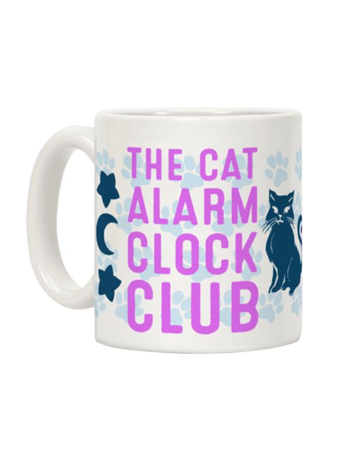 مج قهوة بطبعة تحمل عبارة "The Cat Alarm Clock Club" أبيض