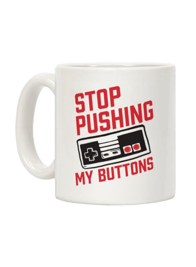 مج قهوة مصنوع من السيراميك مطبوع عليه عبارة "Stop Pushing My Buttons" أبيض