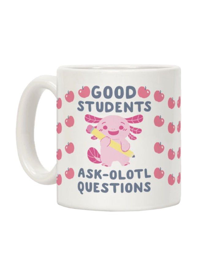 مج قهوة مزين بطبعة عبارة "Good Students Ask-Olotl Questions" أبيض