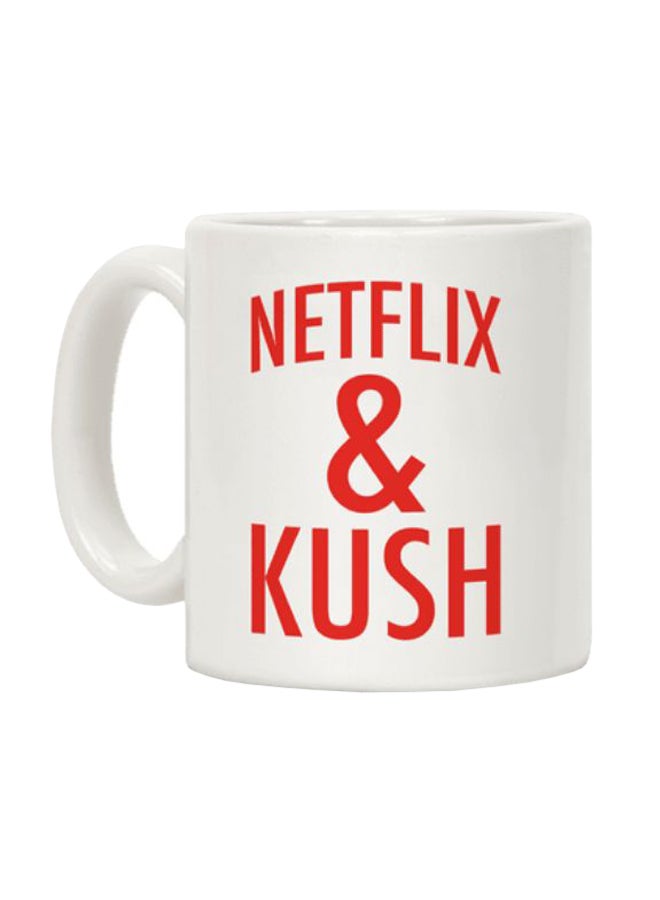 مج قهوة بطبعة عبارة "Netflix And Kush" أبيض