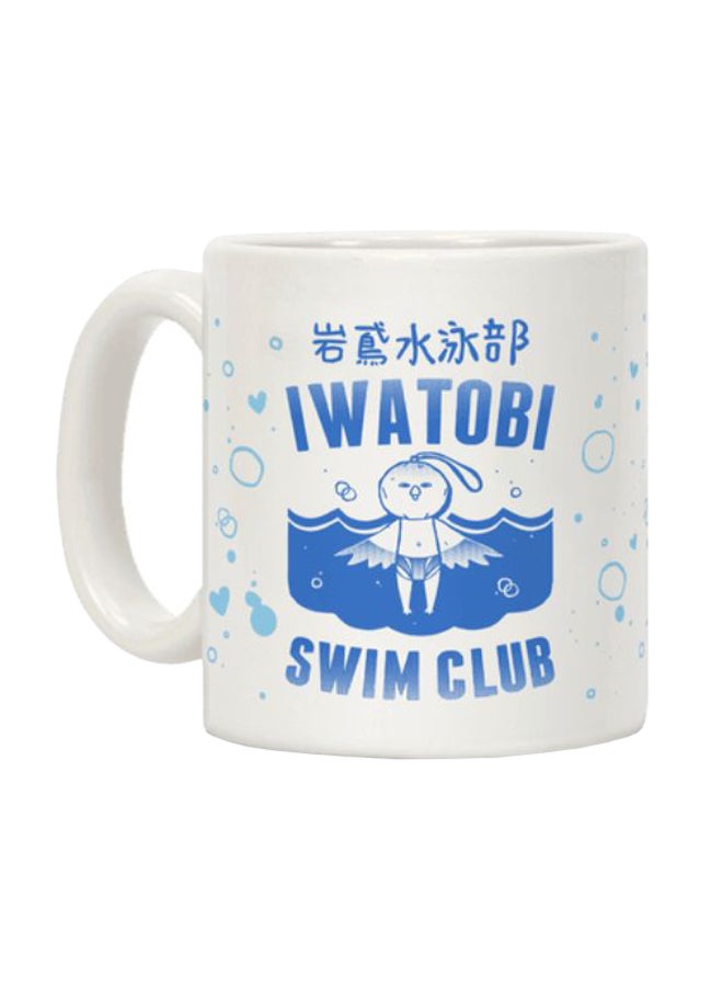 مج قهوة بطبعة عبارة "Iwatobi Swim Club" أبيض