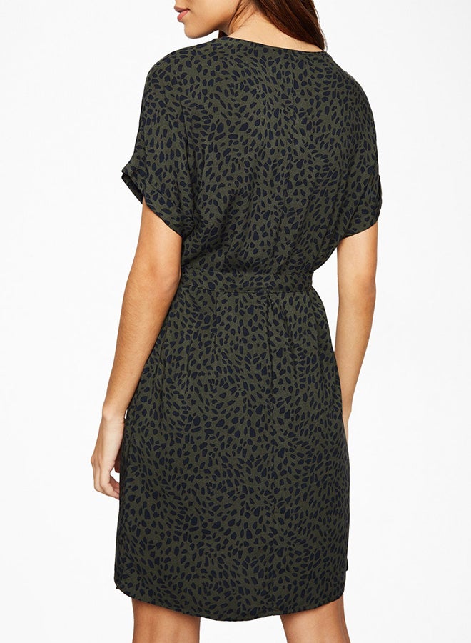 نيو لوك فستان قصير بطبعات متعددة بلون أخضر نقشة خضراء - Image 2