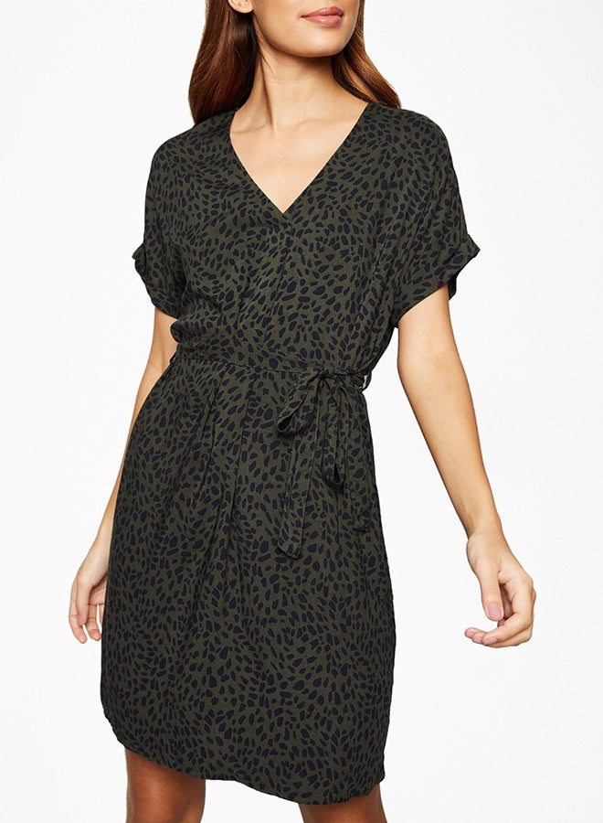 نيو لوك فستان قصير بطبعات متعددة بلون أخضر نقشة خضراء - Image 1