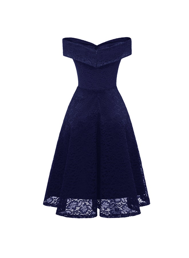 فستان قصير مطرز ومزين بالدانتيل بتصميم كلاسيكي أزرق داكن - Image 2