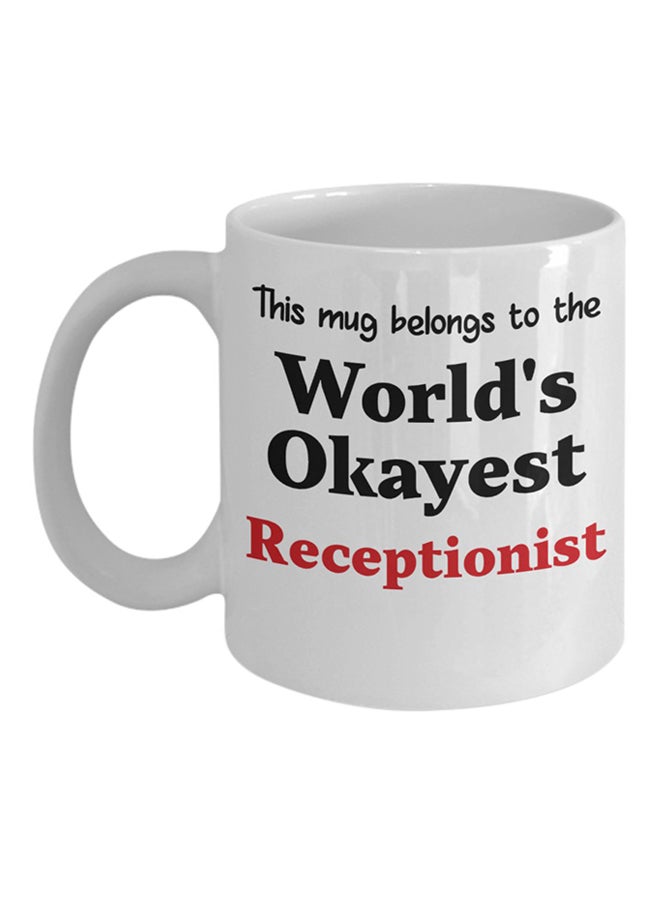 مج قهوة مزين بطبعة عبارة "World's Okayest Receptionist" أبيض