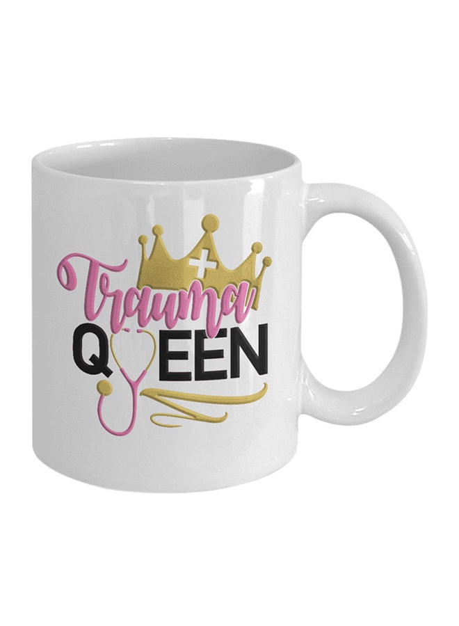 إيتالكو مج قهوة مطبوع عليه علامة تمريض الطوارئ وعبارة "Trauma Queen" أبيض