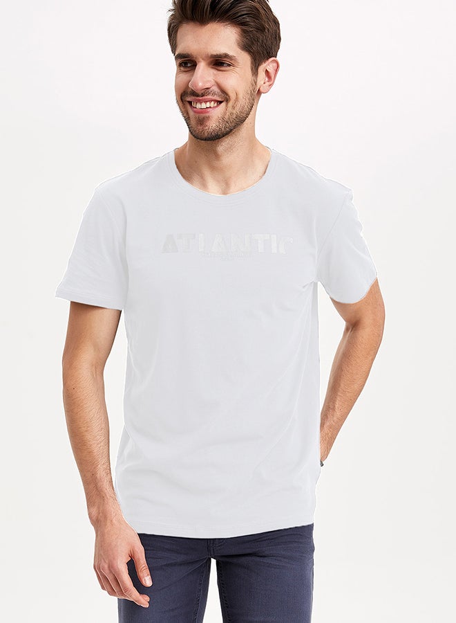 ديفاكتو تيشيرت كاجوال بتصميم بلون سادة أبيض - Image 1