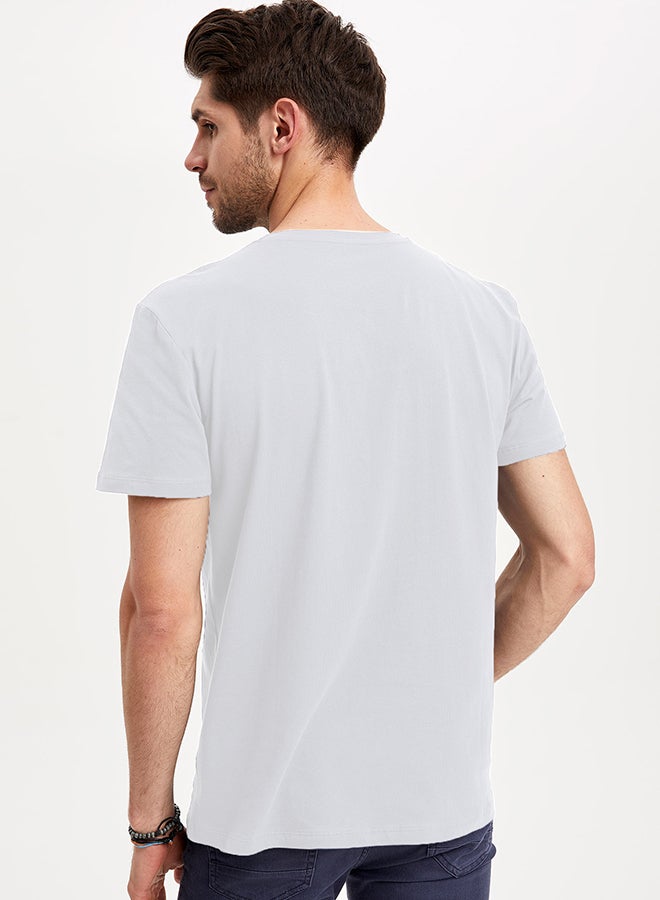 ديفاكتو تيشيرت كاجوال بتصميم بلون سادة أبيض - Image 2