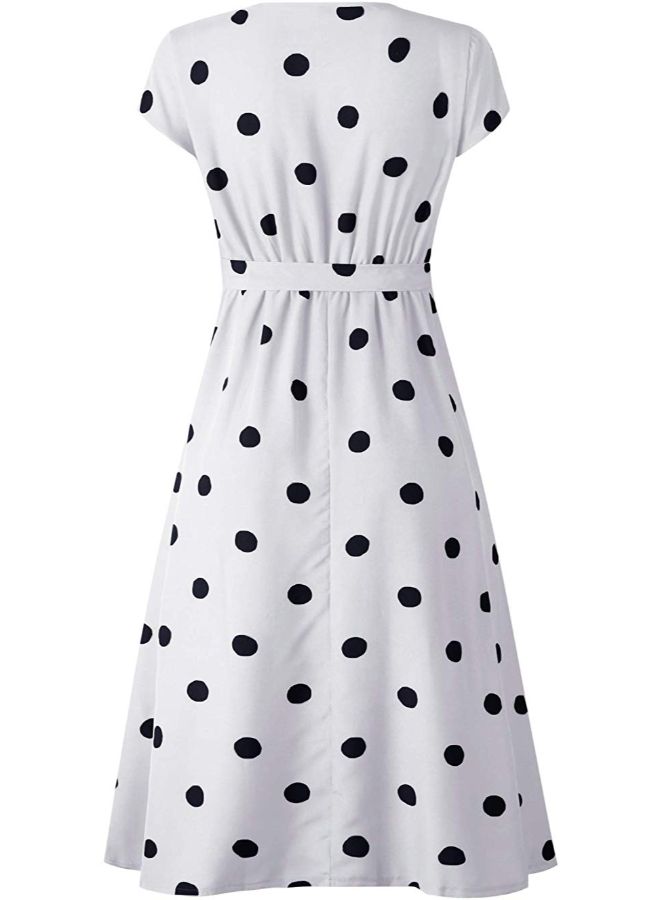 فستان منقط متوسط الطول بتصميم عصري وبرقبة على شكل حرف V أبيض/ أسود - Image 2