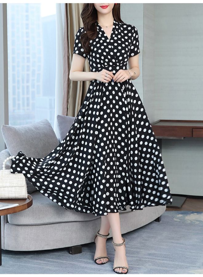 فستان متوسط الطول بتصميم على شكل حرف A وأكمام قصيرة أسود/ أبيض - Image 2